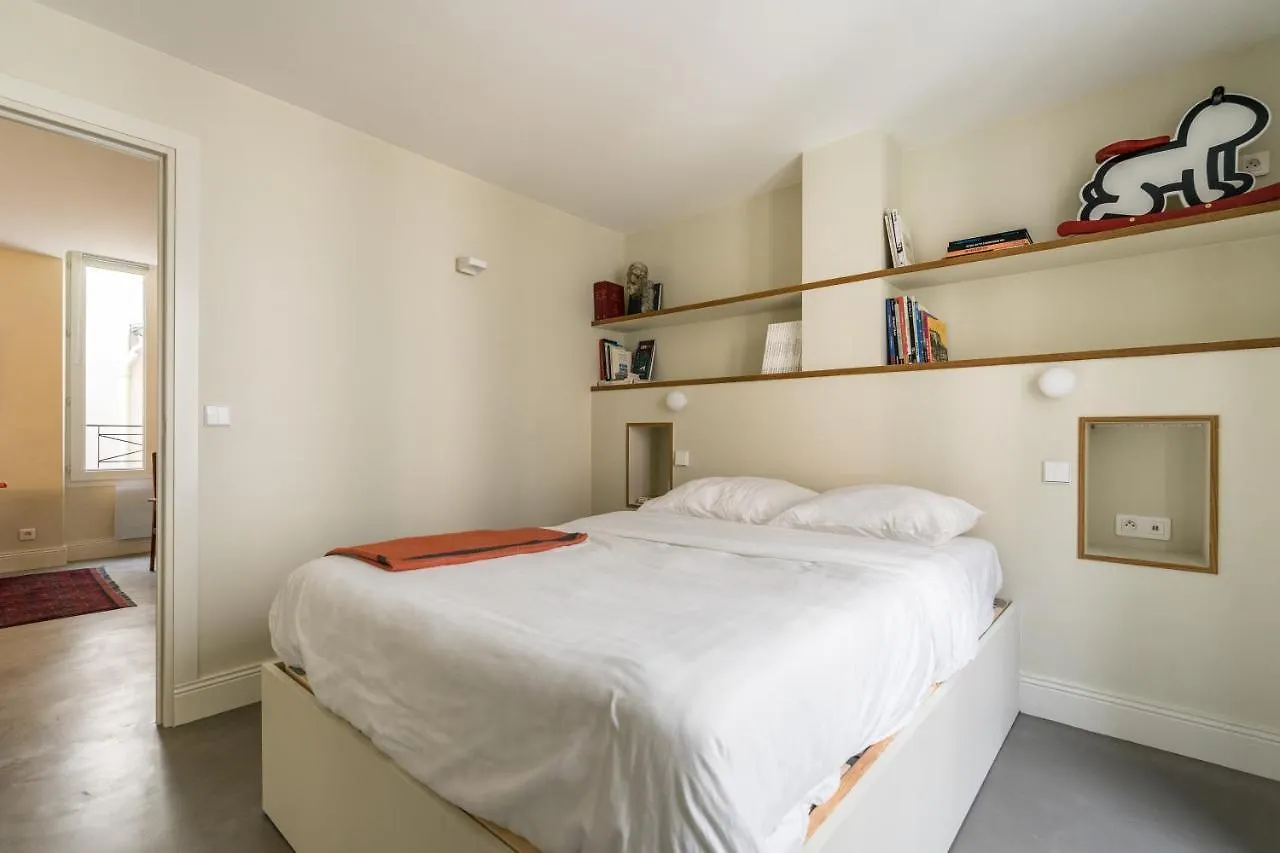 Elegant And Modern Parisian Charm Διαμέρισμα